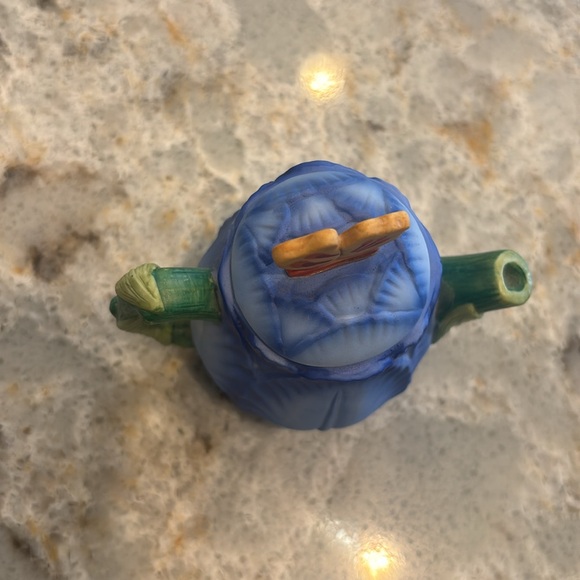 Teapot set, Miniature with removable lids. Large is Avon. Two smaller unmarked. - Picture 4 of 13